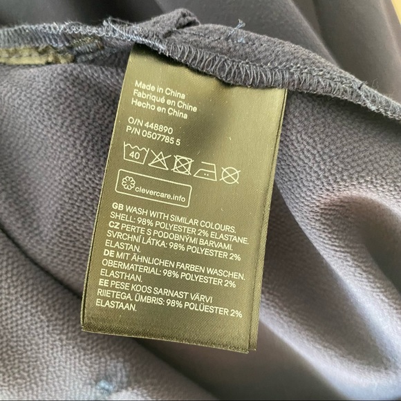 H&M women’s Deep V bow strap detail navy blue open back shorts Romper - size 6 - Picture 15 of 16